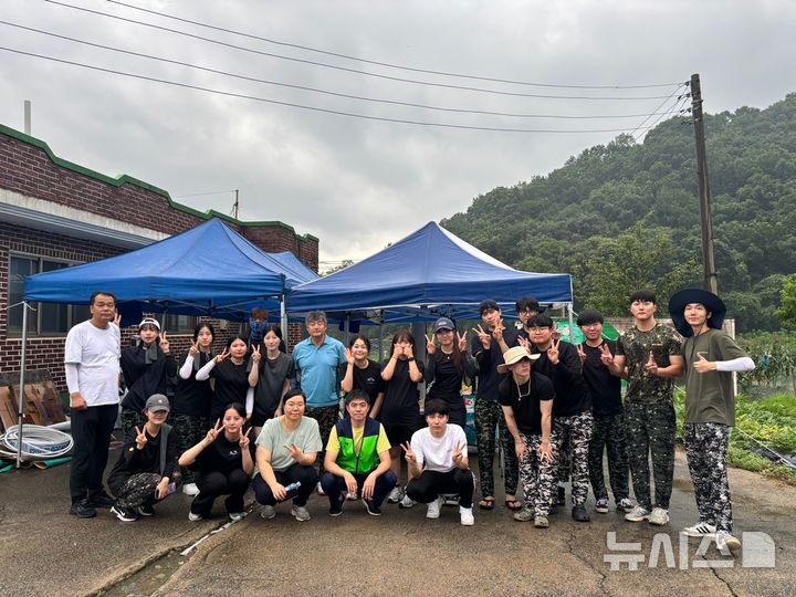 [의정부=뉴시스] 농촌 주거환경 개선 봉사활동. (사진=신한대 제공) 2025.07.23 photo@newsis.com