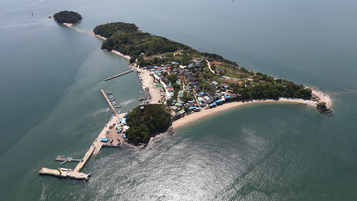 [화성=뉴시스] 하늘에서 바라 본 국화도 전경.(사진=화성시 제공)2025.07.23.photo@newsis.com *재판매 및 DB 금지