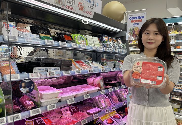 [서울=뉴시스] 24일 관련 업계에 따르면 GS리테일이 전개하는 편의점 GS25에서 연어깍두기가 출시 20여일 만에 전체 어류 카테고리 매출 1위에 오른 것으로 나타났다. (사진=GS리테일 제공) *재판매 및 DB 금지