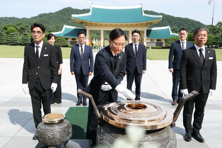 임광현 신임 국세청장이 23일 서울 동작구 국립현충원을 참배하고 있다.(사진 : 국세청 제공) 2025.7.23. *재판매 및 DB 금지