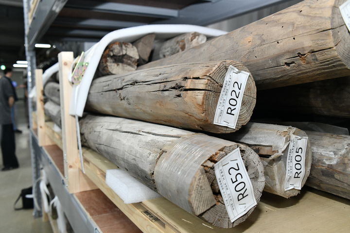 [파주=뉴시스] 23일 경기 파주시 전통건축수리기술진흥재단 수장고에 공개된 관월당 해체 부재 (사진=국가유산청 제공) 2025..07.23. photo@newsis.com *재판매 및 DB 금지