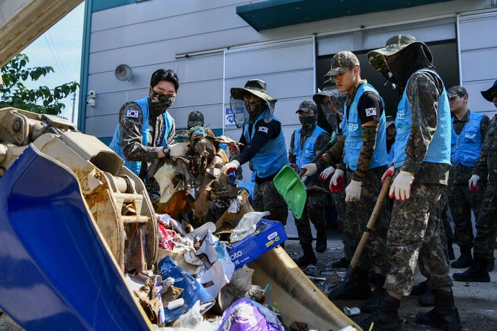 [광주=뉴시스] 공군 제1전투비행단 공병대대 장병들이 23일 광주 광산구 수해 피해 주민을 돕기 위해 중장비를 동원, 복구 작업을 벌이고 있다. (사진 = 공군 제1전투비행단 제공) 2025.07.23. photo@newsis.com *재판매 및 DB 금지