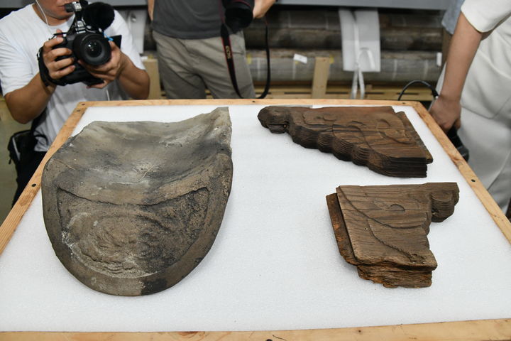 [파주=뉴시스] 23일 경기 파주시 전통건축수리기술진흥재단 수장고에 공개된 관월당 해체 부재 (사진=국가유산청 제공) 2025..07.23. photo@newsis.com *재판매 및 DB 금지