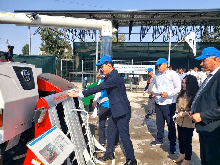 [세종=뉴시스] 농촌진흥청은 23일(현지 시간) 우즈베키스탄 타쉬켄트 소재 벼 연구소에서 한국산 농기계 기증식을 열었다고 밝혔다. (사진=농진청 제공) 2025.07.23. photo@newsis.com *재판매 및 DB 금지