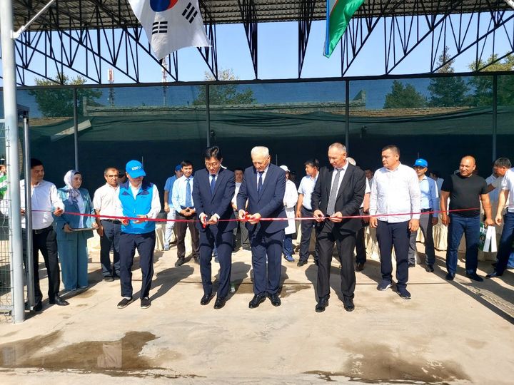 [세종=뉴시스] 농촌진흥청은 23일(현지 시간) 우즈베키스탄 타쉬켄트 소재 벼 연구소에서 한국산 농기계 기증식을 열었다고 밝혔다. (사진=농진청 제공) 2025.07.23. photo@newsis.com *재판매 및 DB 금지