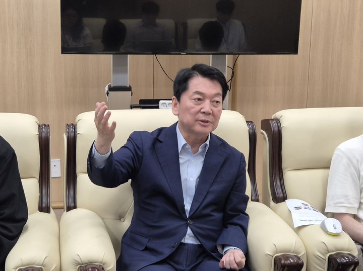 [수원=뉴시스] 이병희 기자 = 국민의힘 당권주자인 안철수 의원이 23일 경기도의회에서 기자들과 만나 대화하고 있다. 2025.07.23. iambh@newsis.com *재판매 및 DB 금지