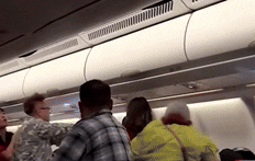 [뉴시스] 말레이시아에서 중국으로 향하는 여객기 안에서 남성 1명과 여성 3명 간 주먹다짐을 하는 모습. (영상=웨이보) 2025.7.23 *재판매 및 DB 금지