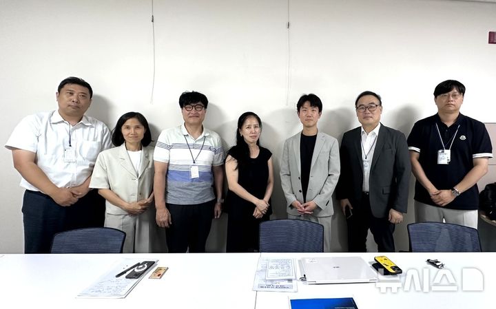 [포항=뉴시스] 송종욱 기자 = 경북 포항시가 산업통상자원부에 그래핀 국가첨단전략기술 지정을 건의했다. 사진은 23일 산업부에서 이건성(왼쪽부터) 노바투스컨설팅 대표이사, 정수영 시 과학기술팀장, 서현준 시 배터리첨단산업과장, 채은실·최영빈 산업부 사무관, 홍병희 그래핀스퀘어 대표이사, 박민석 그래핀스퀘어 CFO가 기념 촬영하는 모습. (사진=포항시 제공) 2025.07.23. photo@newsis.com