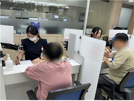 [대구=뉴시스] 한국건강관리협회 대구지부는 23일 달구벌정신건강센터 회원 대상으로 사회공헌 건강검진을 했다. (사진=한국건강관리협회 대구지부 제공) 2025.07.23. photo@newsis.com *재판매 및 DB 금지