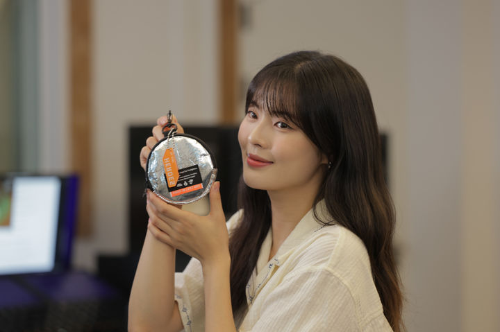 [서울=뉴시스] 배우 이선빈이 ‘국민히어로즈’ 캠페인 리워드인 업사이클링 파우치와 넘버링 키링을 들고 사진촬영을 하고 있다. (사진=희망브리지 제공) 2025.07.23. photo@newsis.com *재판매 및 DB 금지