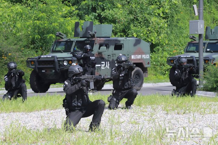 [인천=뉴시스] 대테러 초동조치 훈련 모습. (사진=육군 수도군단 제공) 2025.07.23. photo@newsis.com