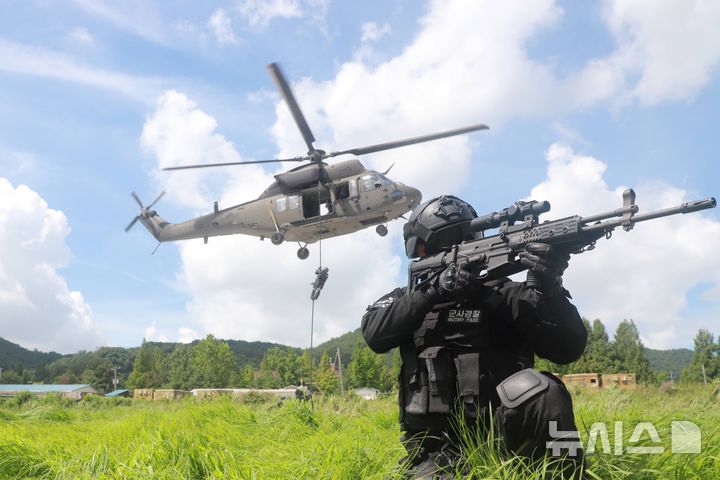 [인천=뉴시스] 급속헬기 로프하강 훈련 모습. (사진=육군 수도군단 제공) 2025.07.23. photo@newsis.com