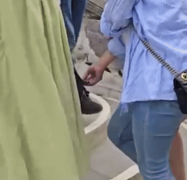 데일리메일에 따르면 20일(현지 시각) 모니카 폴리(Monica Poli) 의원은 베네치아에서 소매치기를 시도하는 한 여성을 현장에서 잡았다. (출처=데일리메일) *재판매 및 DB 금지