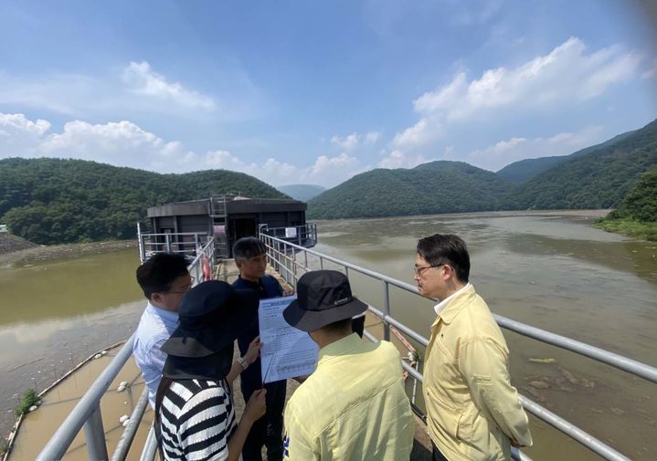 [창원=뉴시스]서흥원 낙동강유역환경청장,사연댐 부유쓰레기 현장점검.(사진=낙동강청 제공) 2025.07.23.photo@newsis.com *재판매 및 DB 금지