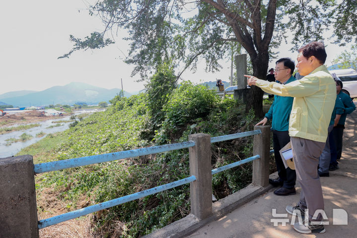[하동=뉴시스]박완수 경남도지사가 23일 오후 하동군 옥종면 병천리 호계천 제방 붕괴 현장을 방문해 항구적인 대책 수립을 지시하고 있다.(사진=경남도 제공) 2025.07.23. photo@newsis.com