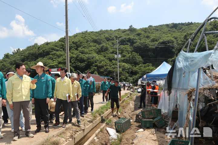 [하동=뉴시스]박완수(맨 왼쪽) 경남도지사가 23일 오후 하동군 옥종면 병천리 일대 딸기 육묘 하우스 침수 피해 현장을 둘러보고 있다.(사진=경남도 제공)2025.07.23. photo@newsis.com