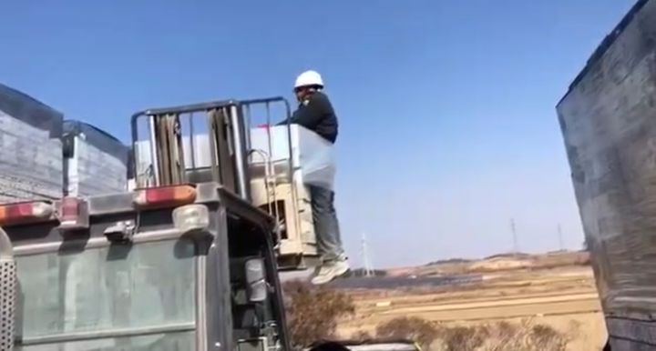 [나주=뉴시스] 이영주 기자 = 23일 전남이주노동자인권네트워크 등에 따르면, 이달 초 전남 나주 소재 한 벽돌공장에서 스리랑카 출신 이주노동자를 대상으로 벌어졌던 가혹행위가 촬영된 영상이 온라인상에서 유포되고 있다. (사진 = 전남이주노동자인권네트워크 제공) 2025.07.23. photo@newsis.com *재판매 및 DB 금지