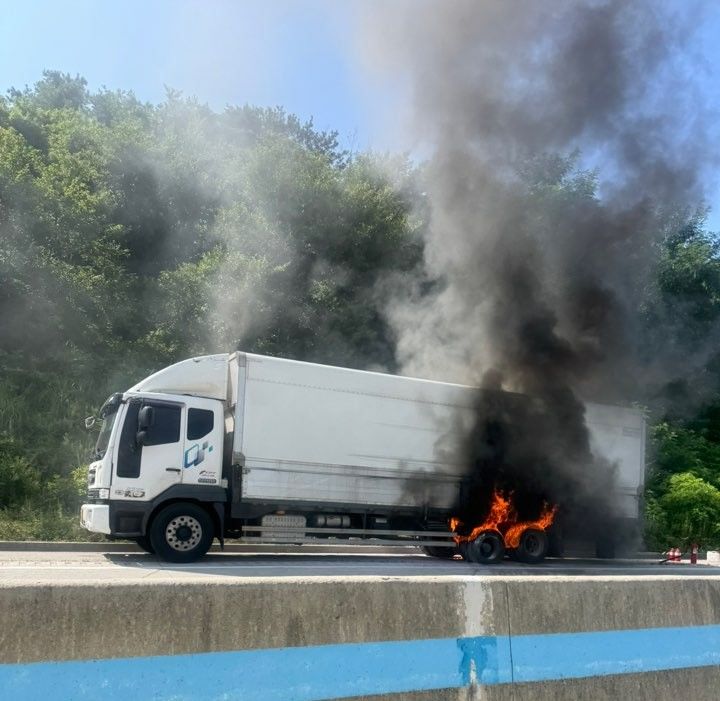 [순창=뉴시스] 23일 오전 9시16분께 전북 순창군 금과면을 지나는 광주대구고속도로 울산 방면을 지나던 8.5t 트럭에서 불이 나 불꽃이 피어오르고 있다. (사진=전북도소방본부 제공) 2025.07.23. photo@newsis.com *재판매 및 DB 금지