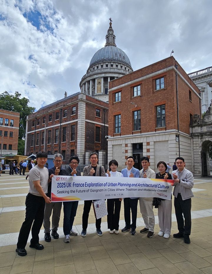 [서울=뉴시스] 영국 런던 파터노스터 광장을 찾은 조성명 강남구청장(우측 네 번째). 2025.07.23. (사진=강남구 제공) *재판매 및 DB 금지