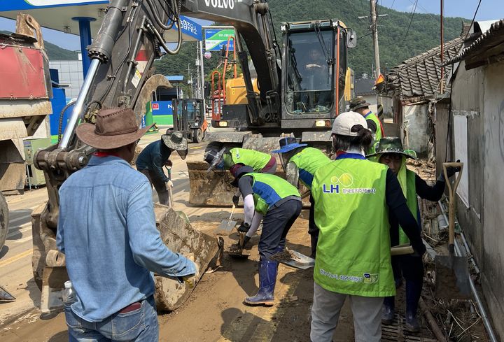 [서울=뉴시스] 한국토지주택공사(LH) 임직원들이 23일 경남 진주시 수곡면에서 수해복구 활동을 하고 있다. 2025.07.23. (사진=LH 제공) photo@newsis.com&nbsp; *재판매 및 DB 금지