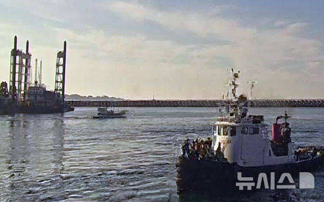 [제주=뉴시스] 23일 오후 오후 5시48분께 제주 서귀포시 성산항 내 바지선에서 폭발사고가 발생해 소방당국이 구조에 나서고 있다. (사진=제주소방안전본부 제공) 2025.07.23. photo@newsis.com 