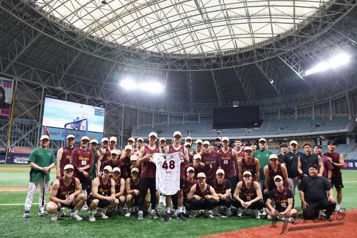 [서울=뉴시스] 프로야구 키움 히어로즈는 23일 고척스카이돔에서 라클란 웰스의 송별 행사를 진행했다. 2025.07.23. (사진=키움 제공) *재판매 및 DB 금지