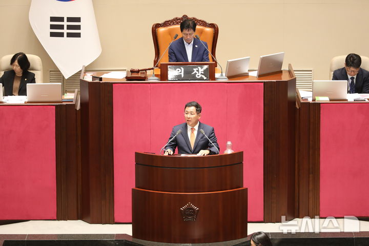 [포항=뉴시스] 송종욱 기자 = 국민의힘 이상휘 국회의원(포항 남·울릉)은 23일 국회 본회의 5분 자유발언을 통해 "포항이 무너지면 대한민국 철강 산업이 무너진다"며 철강 산업 위기 극복을 위해 정부의 특단의 대책을 촉구했다. 사진은 이 의원이 국회 본회의에서 5분 자유발언을 하는 모습. (사진=이상휘 의원실) 2025.07.23. photo@newsis.com