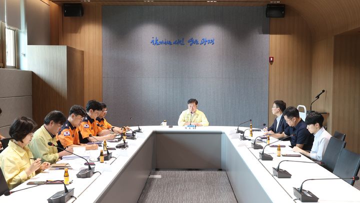 [광명=뉴시스] 박승원 광명시장이 23일 시청 컨퍼런스룸에서 '2025년 여름철 화재 예방 대책 회의'를 주재하고 있다.(사진=광명시 제공)2025.07.23.photo@newsis.com *재판매 및 DB 금지