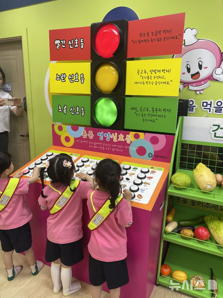 [시흥=뉴시스] 어린이들이 체험형 보건교육 프로그램에 참여하고 있다. (사진=시흥시 제공).2025.07.23.photo@newsis.com *재판매 및 DB 금지