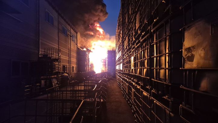 [칠곡=뉴시스] 23일 오후 8시께 칠곡군 가산면의 한 공장에서 불이 나 대응 1단계가 발령됐다. (사진 = 경북소방본부 제공) 2025.07.23. photo@newsis.com *재판매 및 DB 금지