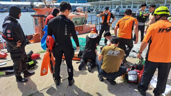 [속초=뉴시스] 23일 강원 속초시 설악한 인근 방파제에서 수영을 하던 30대 군인이 숨지는 사고가 발생했다.(사진=강원도소방본부 제공)photo@newsis.com *재판매 및 DB 금지