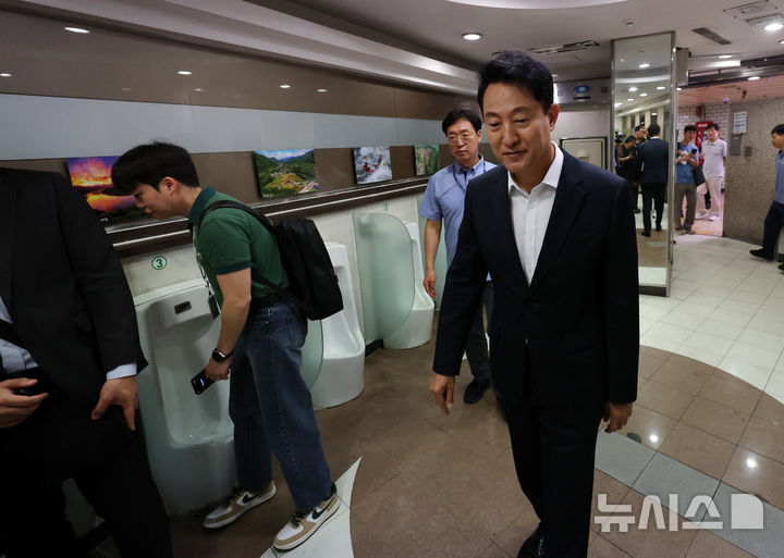 [서울=뉴시스] 배훈식 기자 = 지하철 공간혁신 현장방문에 나선 오세훈 서울시장이 23일 오전 서울 송파구 잠실역 화장실을 점검하고 있다. 2025.07.23. dahora83@newsis.com