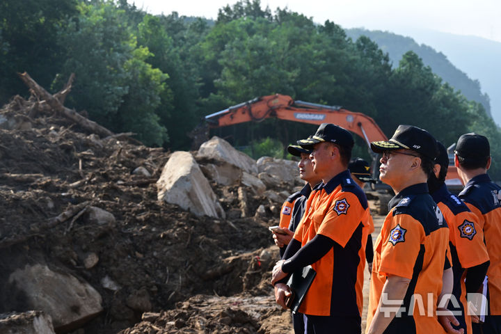 [산청=뉴시스] 차용현 기자 = 23일 오전 경남소방본부 이동원 본부장이 경남 산청군 외송리 일원에서 실종자 수색작업을 지휘하고 있다. 2025.07.23.con@newsis.com