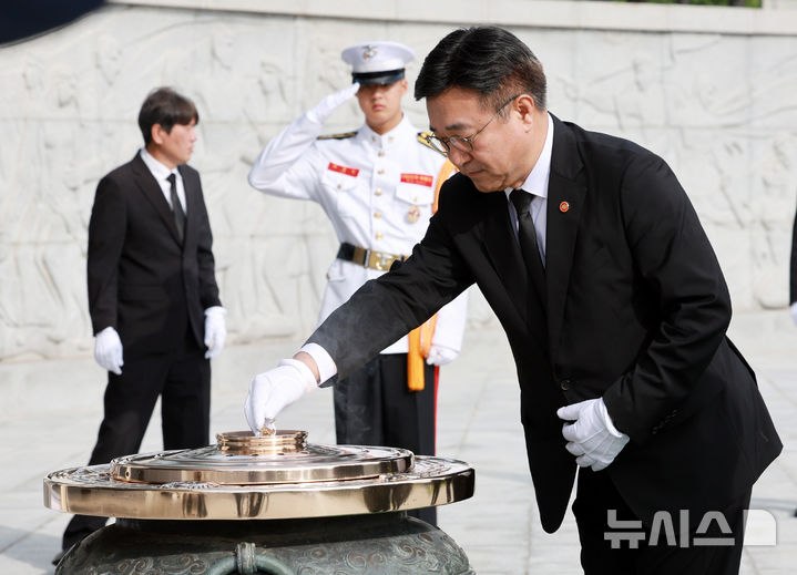 [서울=뉴시스] 이영환 기자 = 윤호중 행정안전부 장관이 지난 7월 23일 오전 서울 동작구 국립서울현충원 현충탑 참배를 하며 분향을 하고 있다. 2025.07.23. 20hwan@newsis.com