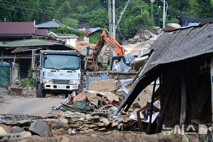 [산청=뉴시스] 차용현 기자 = 최근 내린 기록적인 폭우로 산사태가 발생해 1명이 실종된 경남 산청군 율현마을에서 경찰과 소방당국이 포크레인 등을 동원해 복구작업과 실종자 수색을 진행하고 있다. 2025.07.23.con@newsis.com