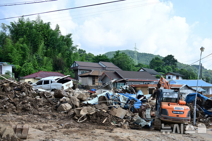 [산청=뉴시스] 차용현 기자 = 최근 내린 기록적인 폭우로 산사태가 발생해 1명이 실종된 경남 산청군 율현마을에서 경찰과 소방당국이 포크레인 등을 동원해 복구작업과 실종자 수색을 진행하고 있다. 2025.07.23.con@newsis.com