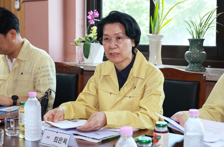 [서울=뉴시스] 최은옥 교육부 차관이 23일 오전 충남 공주시 한일고등학교를 방문해 집중호우 피해 현황을 점검하고 있다. (사진=교육부 제공) 2025.07.23. photo@newsis.com *재판매 및 DB 금지