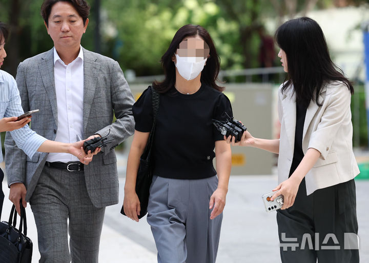 [서울=뉴시스] 최진석 기자 = 김건희 집사 김예성 씨의 아내 정 모 씨가 23일 서울 종로구 김건희 특검팀(특별검사 민중기)으로 소환 조사에 출석하고 있다. 2025.07.23. myjs@newsis.com