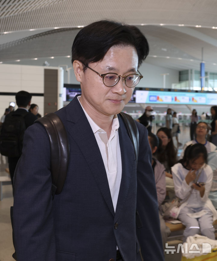 [인천공항=뉴시스] 김근수 기자 = 김정관 산업통상자원부 장관이 23일 인천국제공항 제2여객터미널에서 대미 통상 협상을 위해 출국장으로 향하고 있다. 2024.07.23. ks@newsis.com