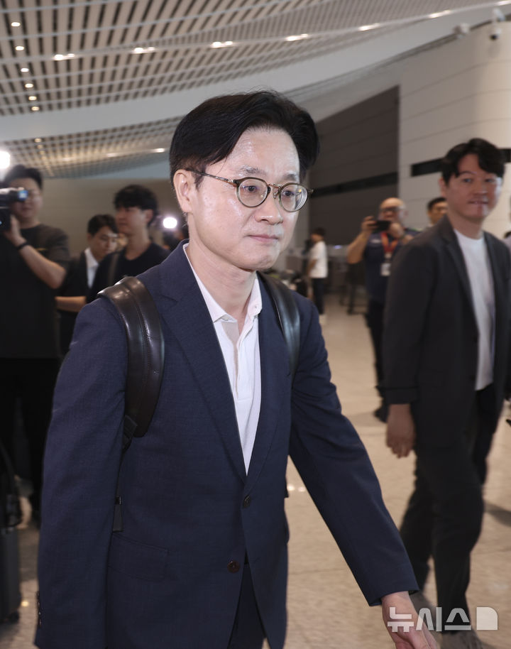 [인천공항=뉴시스] 김근수 기자 = 김정관 산업통상자원부 장관이 23일 인천국제공항 제2여객터미널에서 대미 통상 협상을 위해 출국장으로 향하고 있다. 2024.07.23. ks@newsis.com