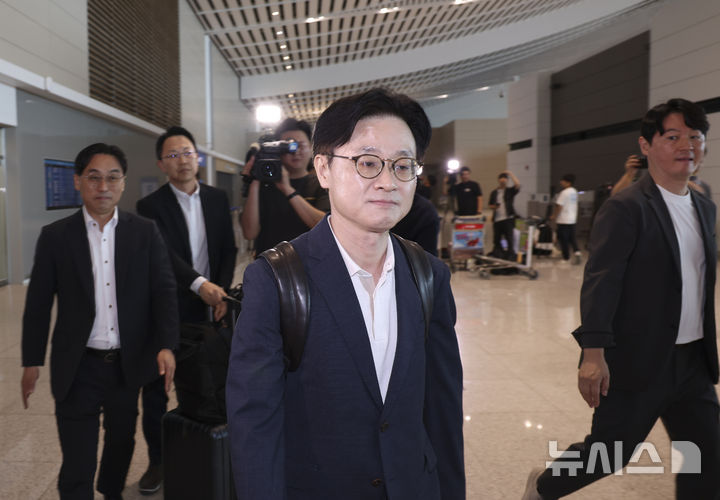 [인천공항=뉴시스] 김근수 기자 = 김정관 산업통상자원부 장관이 23일 인천국제공항 제2여객터미널에서 대미 통상 협상을 위해 출국장으로 향하고 있다. 2024.07.23. ks@newsis.com