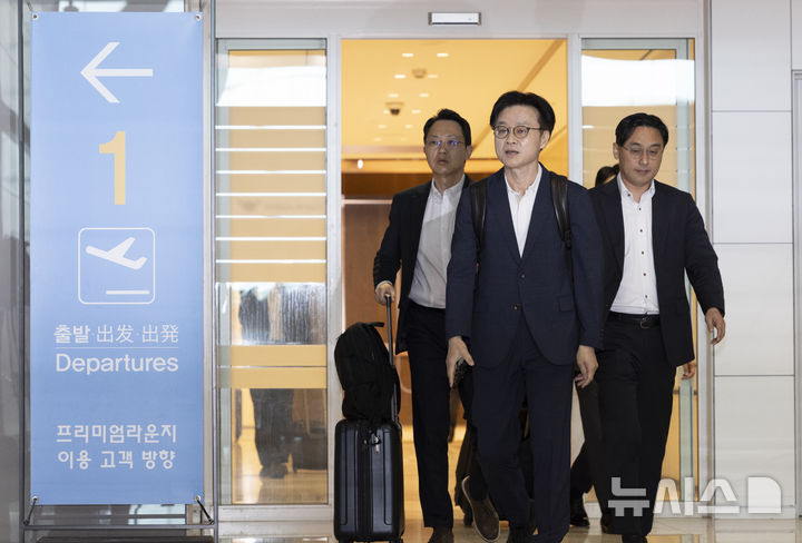 [인천공항=뉴시스] 김근수 기자 = 김정관 산업통상자원부 장관이 23일 인천국제공항 제2여객터미널에서 대미 통상 협상을 위해 출국장으로 향하고 있다. 2024.07.23. ks@newsis.com