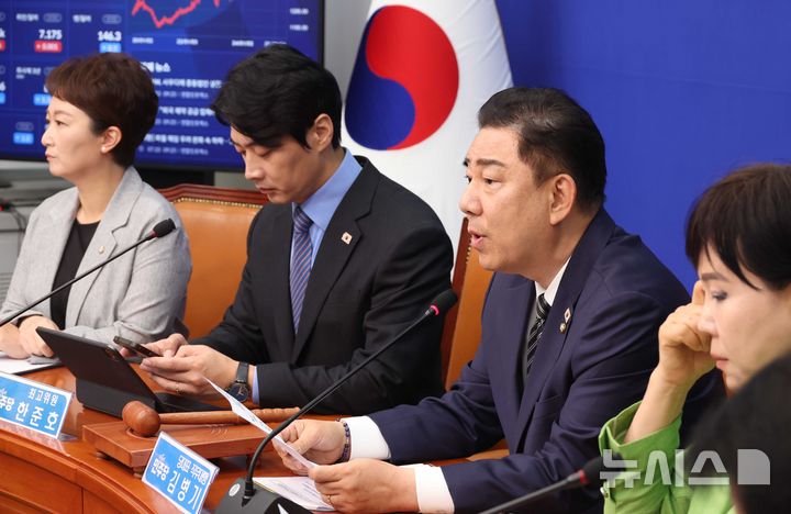 [서울=뉴시스] 조성봉 기자 = 김병기 더불어민주당 당대표 직무대행 겸 원내대표가 지난 23일 오전 서울 여의도 국회에서 열린 최고위원회의에서 발언을 하고 있다. 2025.07.23. suncho21@newsis.com