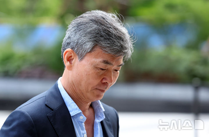 [서울=뉴시스] 최진석 기자 = 이종호 전 블랙펄인베스트 대표가 23일 서울 종로구 김건희 특검팀(특별검사 민중기)으로 소환 조사에 출석하고 있다. 2025.07.23. myjs@newsis.com