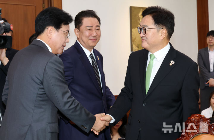 [서울=뉴시스] 김금보 기자= 우원식 국회의장이 23일 오전 서울 여의도 국회 의장집무실에서 송언석(왼쪽 ) 국민의힘 비상대책위원장과 악수를 하고 있다. 가운데는 김병기 더불어민주당 당대표 직무대행 겸 원내대표. (공동취재) 2025.07.23. photo@newsis.com