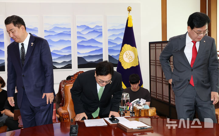 [서울=뉴시스] 김금보 기자= 우원식 국회의장(가운데)과 김병기 더불어민주당 당대표 직무대행 겸 원내대표, 송언석(오른쪽) 국민의힘 비상대책위원장이 23일 오전 서울 여의도 국회 의장집무실에서 면담을 나누기 전 기념촬영을 마치고 각자 자리로 이동하고 있다. (공동취재) 2025.07.23. photo@newsis.com