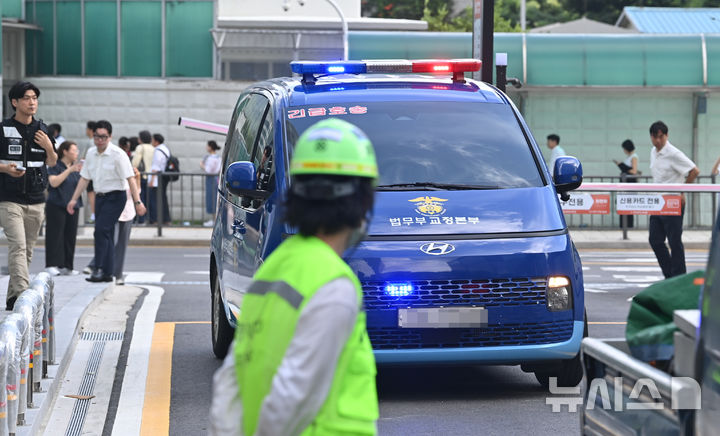 [서울=뉴시스] 최진석 기자 = 구속 중인 이일준 삼부토건 회장이 탑승한 것으로 추정되는 법무부 호송차량이 지난달 23일 오전 서울 종로구 김건희 특검팀(특별검사 민중기)으로 소환 조사에 출석하고 있다. (공동취재) 2025.08.04. photo@newsis.com
