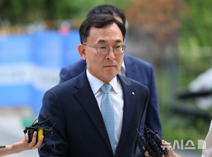 [서울=뉴시스] 최진석 기자 = 정근수 전 신한은행 부행장이 23일 서울 종로구 김건희 특검팀(특별검사 민중기)으로 소환 조사에 출석하고 있다. 2025.07.23. myjs@newsis.com