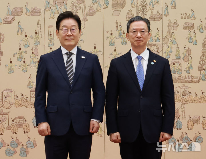 [서울=뉴시스] 고범준 기자 = 이재명 대통령이 23일 서울 용산 대통령실 청사에서 열린 임명장 및 위촉장 수여식에서 정성호 법무부 장관에게 임명장을 수여한 뒤 기념촬영을 하고 있다. (대통령실통신사진기자단) 2025.07.23. bjko@newsis.com