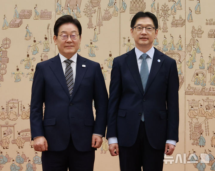 [서울=뉴시스] 고범준 기자 = 이재명 대통령이 23일 서울 용산 대통령실 청사에서 열린 임명장 및 위촉장 수여식에서 김경수 지방시대위원장에게 위촉장을 수여한 뒤 기념촬영을 하고 있다. (대통령실통신사진기자단) 2025.07.23. bjko@newsis.com